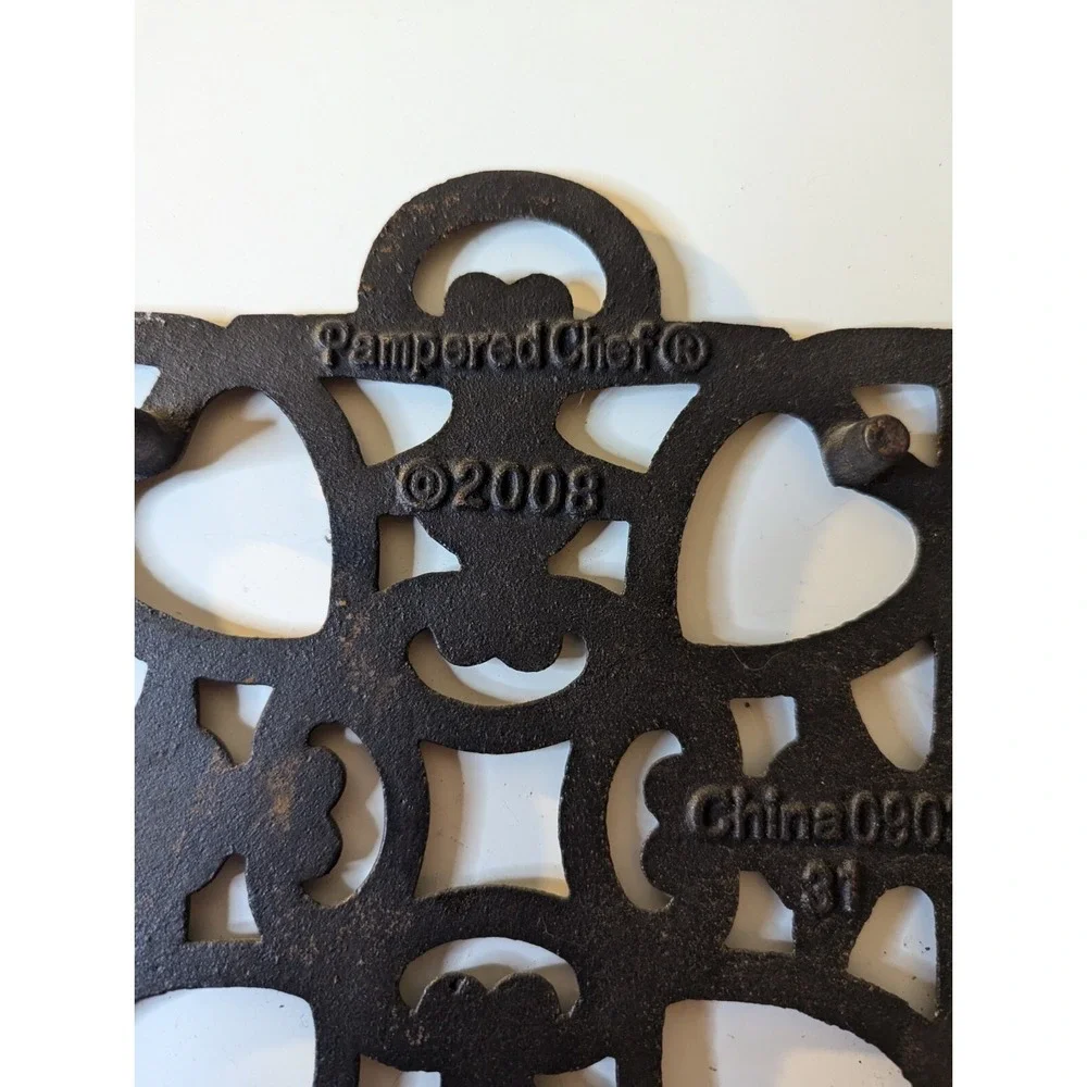 Pampered Chef 6x7 2008 Round up from the heart kitchen‎ trivet Cast metal ?